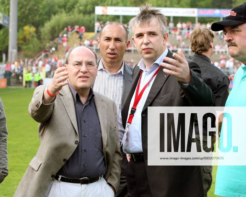 Gregor Gysi (Deutschland Fraktionsvorsitzender Linkspartei PDS, li.) im Gespräch mit Präsident Dirk Zingler (re.) und Aufsichtsratsvorsitzender Dr. Antonio Hurtado (beide Union, 2.v.li.) Fußball Herren NOFV Oberliga Nord 2005 2006, Nordost, 1. FC Union Berlin, Vdig Gruppe Berlin