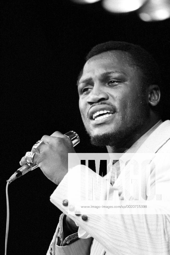 Joe Frazier (USA) singt im Circus Krone in München