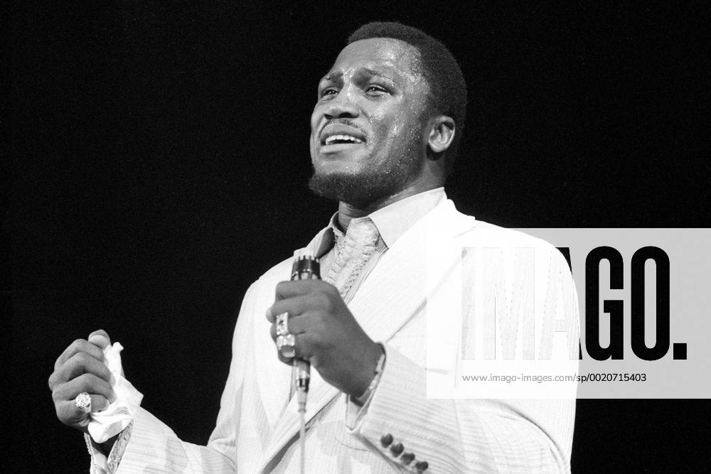 Joe Frazier (USA) singt im Circus Krone in München
