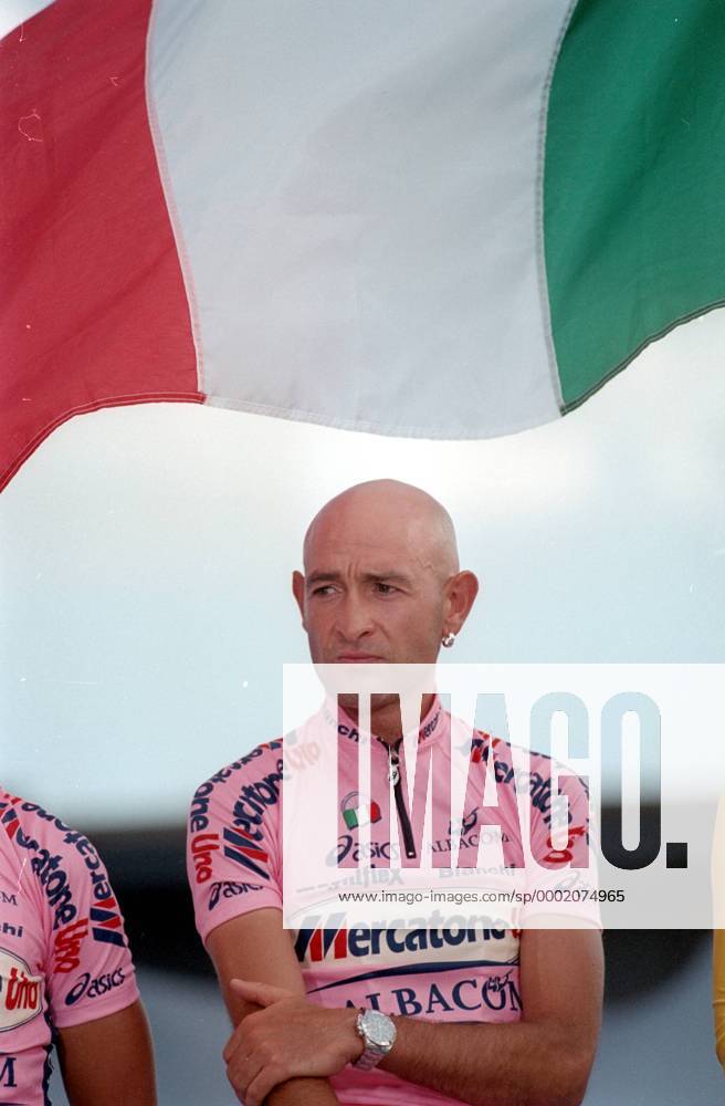 Über dem kahlrasierten Kopf von Marco Pantani (Italien Mercatone Uno) weht die italienische Nationalflagge - Radsport Herren Tour de France 2000, Straßenradsport, Straße, Rad, Vorstellung, Präsentation, Pressetermin Einzelbild Futuroscope