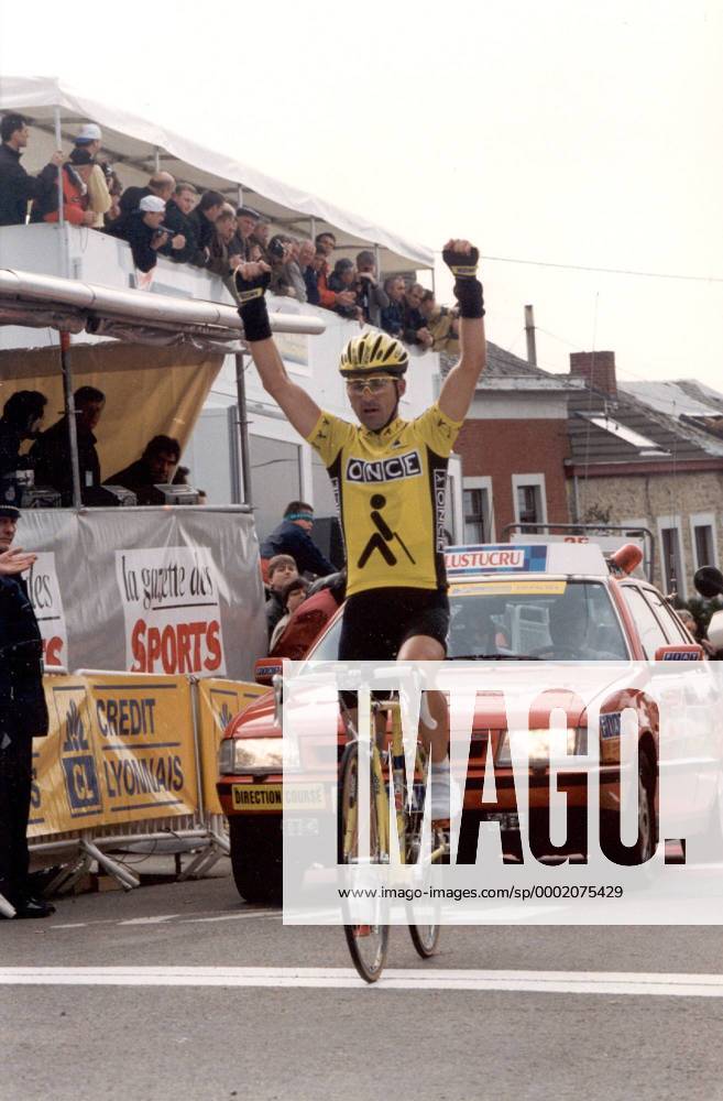 Laurent Jalabert (Frankreich ONCE) gewinnt den Fleche Wallone 1997 und jubelt bei der Zielankunft - Radsport Herren Fleche Wallone 1997, Wallonischer Pfeil, Straßenradsport, Straße, Rad Einzelbild Huy Freude,