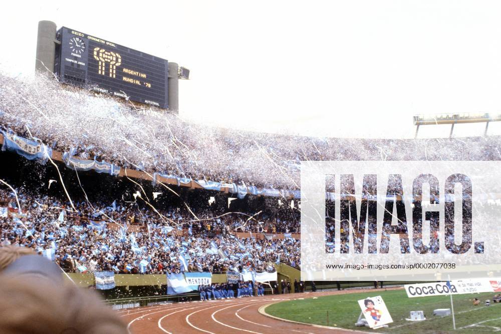 Argentina Mundial 78 - Argentinische Fans auf der Tribüne des Estadio El Monumental in Buenos Aires sorgen mit Konfettiregen für Stimmung Fußball Länderspiel Herren Weltmeisterschaft 1978, Nationalmannschaft, Nationalteam, Finale, Endspiel, Vdia o0 aufmacher Totale Estadio Antonio Vespuci Liberti, El Monumental Buenos Aires, River Plate Stadion Freude, Begeisterung,