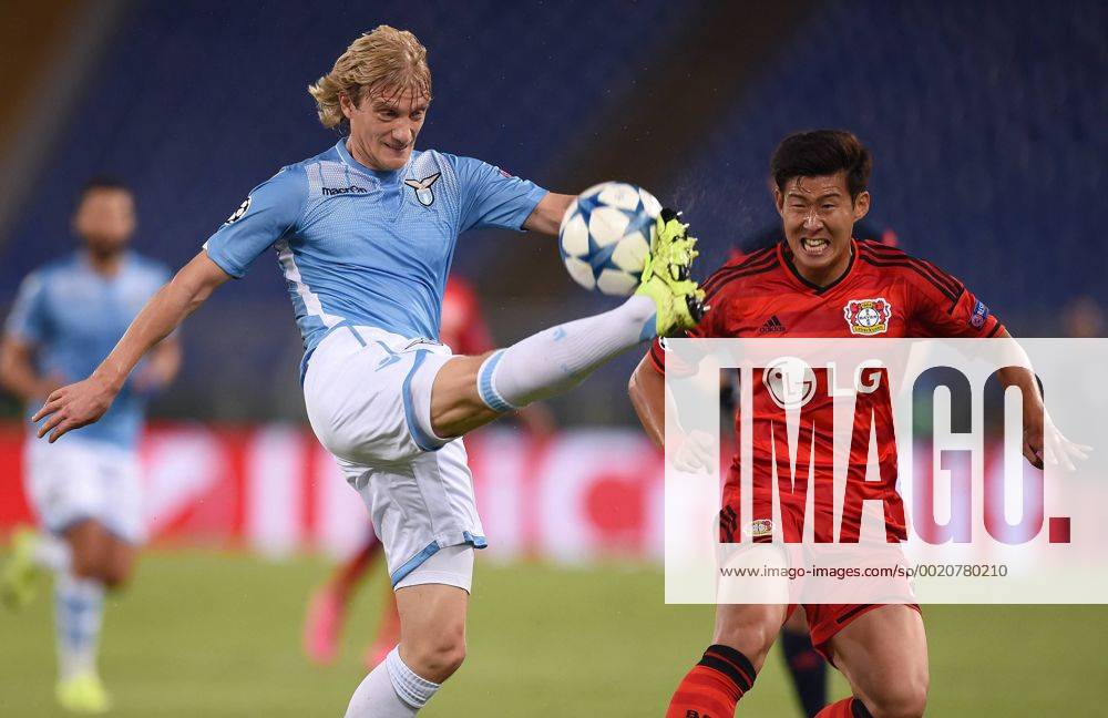 FUSSBALL CHAMPIONS LEAGUE SAISON 2015 2016 QUALIFIKATION Lazio Rom - Bayer 04 Leverkusen 18.08.2015 Dusan Basta (li, Lazio Rom) gegen Heung-Min Son (re, Bayer 04 Leverkusen)