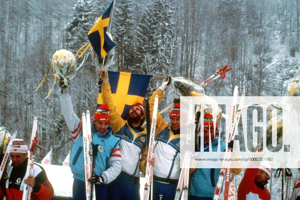 V.l. Torgny Mogren, Thomas Wassberg, Gunde Svan und Eric Östlund (alle Schweden) jubelnd Nordischer Skilauf WM Herren Weltmeisterschaft 1987, Skisport, Skilanglauf, Langlauf, Ski Nordisch Gruppe Oberstdorf Begeisterung, Freude,
