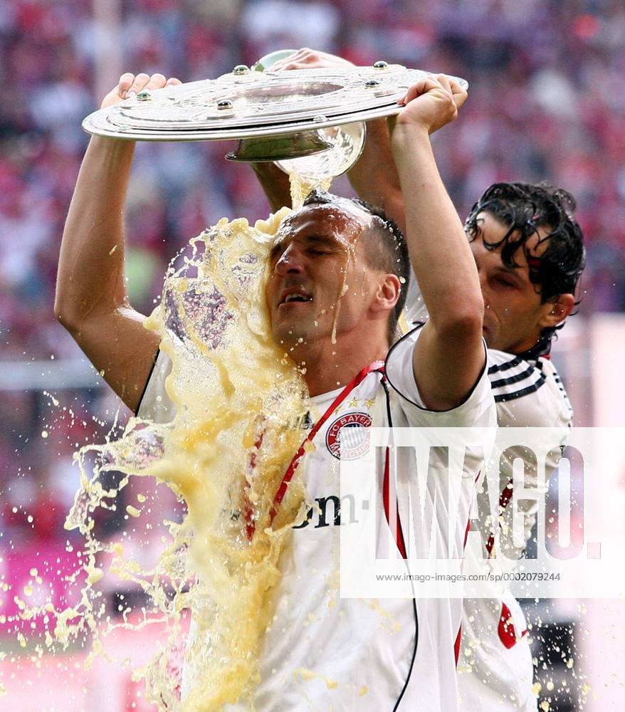Jens Jeremies (li.) erhält von Hasan Salihamidzic (beide Bayern) die obligatorische Bierdusche Fußball 1. BL Herren Saison 2005 2006, FC Bayern München, Deutscher Meister, Deutsche Meisterschaft, Meisterfeier, Feier Gruppe München Glück, Begeisterung, Freude,
