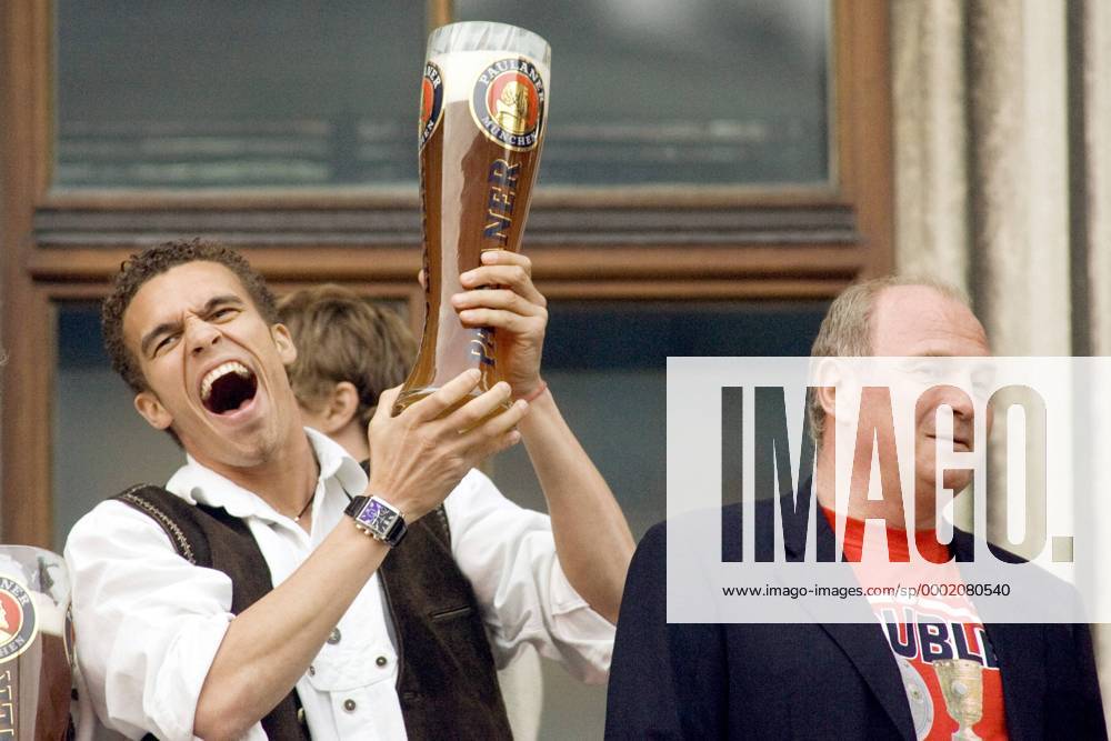 Valerien Ismael (li.) mit einem großen Glas Paulaner Weißbier und Manager Uli Hoeneß (beide Bayern) bejubeln auf dem Rathausbalkon in München die Deutsche Meisterschaft 2006 Fußball 1. BL Herren Saison 2005 2006, FC Bayern München, Deutscher Meister, Meisterfeier, Feier, feiern, Sieg, Sieger Gruppe Weizenbier, Alkohol München, Marienplatz, Rathausplatz Freude,