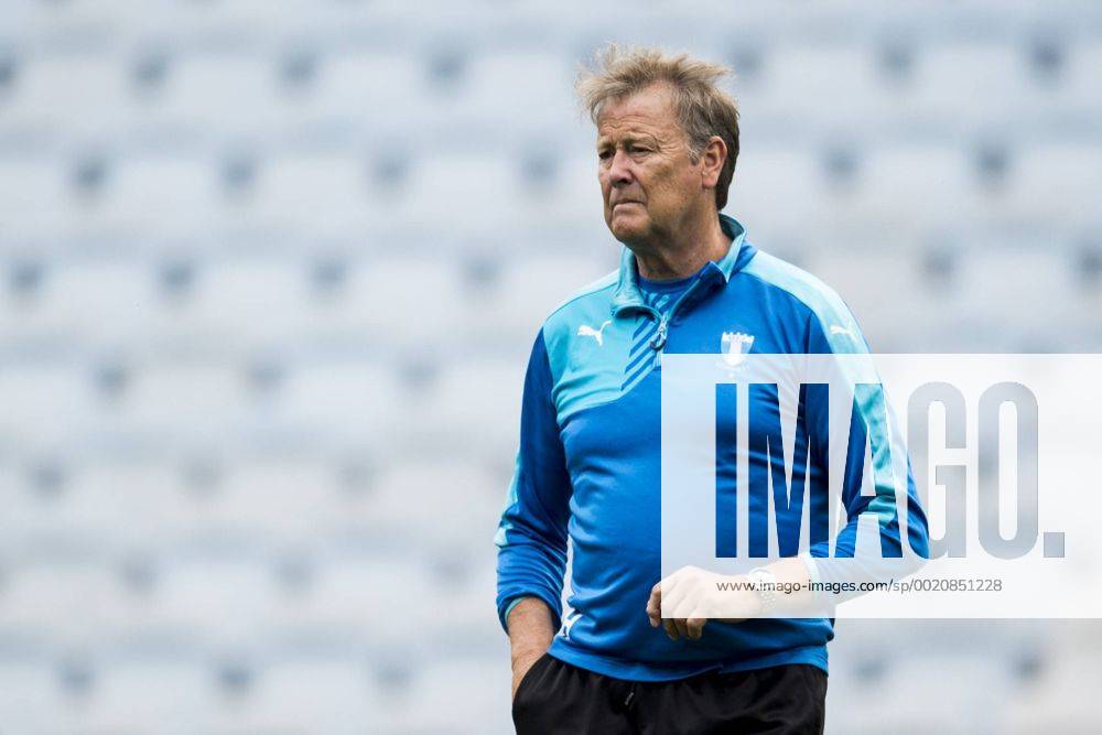 Aug. 24, 2015 - Malmö, Sverige - 150824 Malmö FFs tränare Age Hareide during practice session of Malmö FF for the Champions League Playoff match. - ZUMAb138