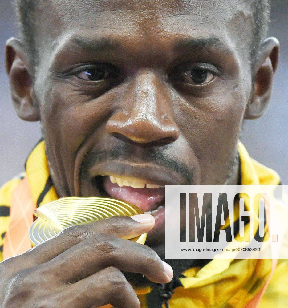 Aktuell Leichtathletik WM in Peking, 100m der Herren, Siegerehrung Bolt at award ceremony for men s 100 meters Jamaican sprinter Usain Bolt poses as if biting his gold medal in the award ceremony for the men s 100 meters final at the World Athletics Championships in Beijing on Aug. 24, 2015.