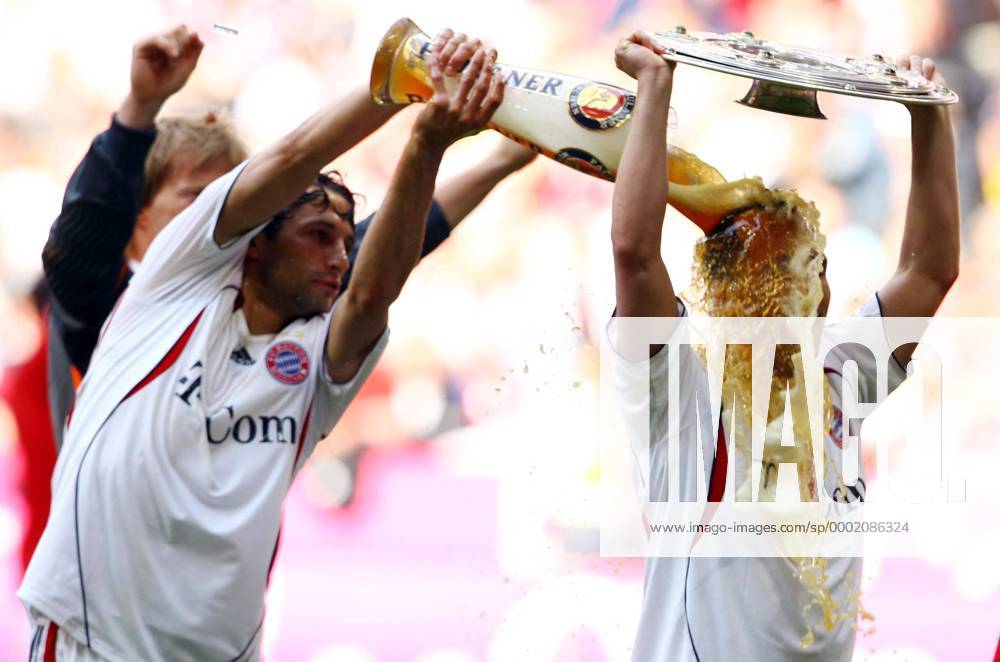 Hasan Salihamidzic (li.) bei seiner Lieblingsbeschäftigung - diesmal gießt er dem mit der Meisterschale jubelnden Jens Jeremies (beide Bayern) Weißbier über den Kopf Fußball 1. BL Herren Saison 2005 2006, FC Bayern München, Deutscher Meister, Deutsche Meisterschaft, Sieg, Sieger Gruppe Alkohol, Pokal München Komik, Freude,