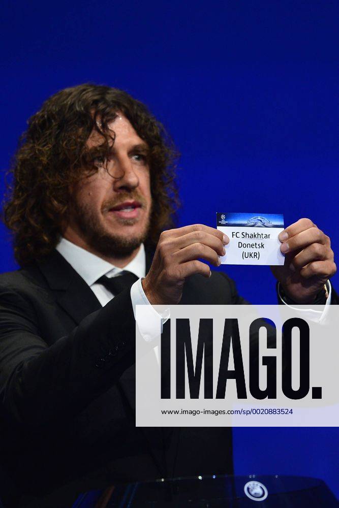 Aug. 27, 2015 - Monaco, Monaco - CARLES PUYOL shows the draw result of FC Shakhtar Donetsk during the UEFA Champions League Draws 2015 - 16 at Grimaldi Forum. Soccer 2015 - UEFA Champions League 2015 - 16 Draw - ZUMAm119
