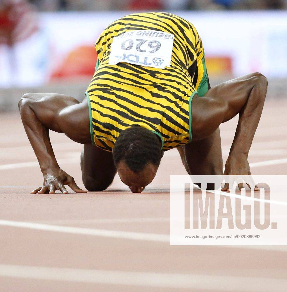Bolt wins 200m for record 10th gold at worlds Usain Bolt kisses the track after winning the final of the men s 200 meters at the world athletics championships in Beijing on Aug. 27, 2015. The Jamaican claimed a record 10th gold medal at the championships, running the fastest time of the year in 19.55 seconds.
