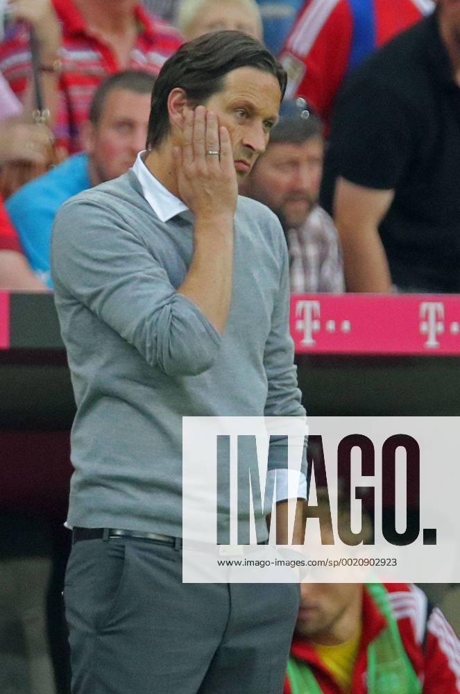 Roger SCHMIDT, Trainer LeverkusenHalbfigur, Freisteller , Aktion, Einzelbild, Portrait, Porträt, Emotionen, enttaeuscht, Enttaeuschung, Frust, frustriert, Trauer ,traurig, verzweifelt, Verzweiflung FC BAYERN MUENCHEN - BAYER 04 LEVERKUSEN Fussball 1. Bundesliga , Muenchen, am 29.08.2015, 03.Spieltag, Saison 2015 2016, 1.Liga, 1.Bundesliga, FCB