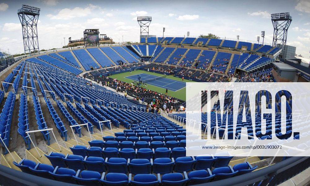 TENNIS - ATP Tennis Herren US Open 2015 NEW YORK CITY,NEW YORK,USA,29.AUG.15 - TENNIS - ATP World Tour, US Open 2015, Grand Slam, Flushing Meadows, preview, training. Image shows Dominic Thiem (AUT) and John Isner (USA) on Louis Armstrong stadium. GEPAxpictures xMatthiasxHauer