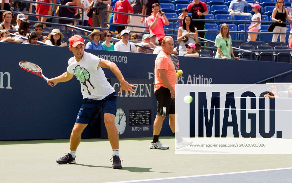 TENNIS - ATP Tennis Herren US Open 2015 NEW YORK CITY,NEW YORK,USA,29.AUG.15 - TENNIS - ATP World Tour, US Open 2015, Grand Slam, Flushing Meadows, preview, training. Image shows Dominic Thiem (AUT) and Guenter Bresnik. GEPAxpictures xMatthiasxHauer
