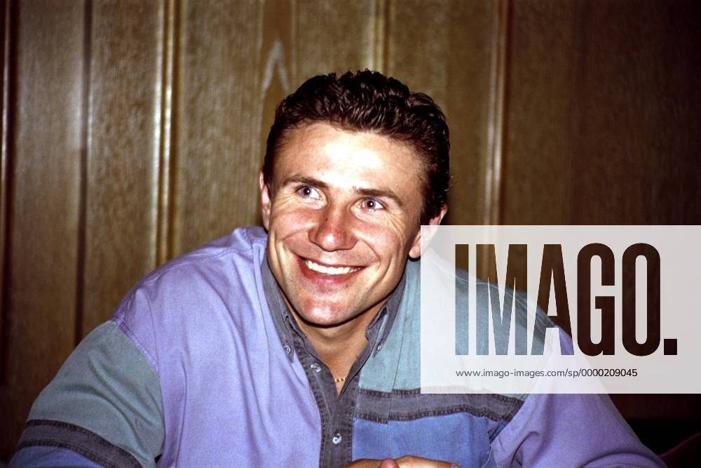Sergej Bubka (Ukraine) lachend Leichtathletik Herren Kandidatur 1994: Olympiabewerbung Berlin 2000, Bewerberstadt, Bewerbung, Kandidat, Kandidatur, Porträt Olympiakandidatur, Bewerber, Ausrichtung, Berlin