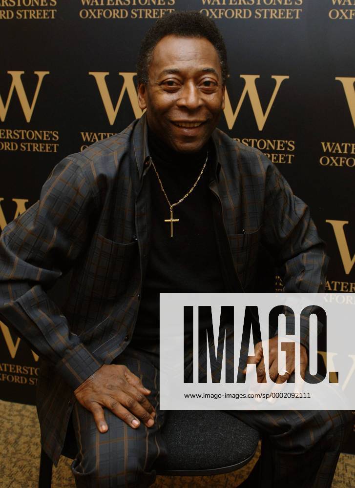 Fußballlegende Pele (Brasilien) gut gelaunt - (lon20060521103) Fußball Herren Buchvorstellung 2006, Buchpräsentation, Präsentation, Vorstellung, Pressetermin, Einzelbild London Freude,