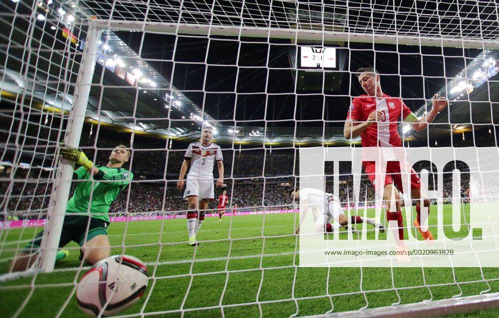 Robert LEWANDOWSKI, Pol 9 Torschuss, schiesst das Tor zum 2-1 gegen Manuel NEUER, DFB 1 DEUTSCHLAND - POLEN ( - ) Qualifikation Europameisterschaft, Euro 2016, Deutsche Fussball Nationalmannschaft, DFB am 04.09.2015 in Frankfurt.