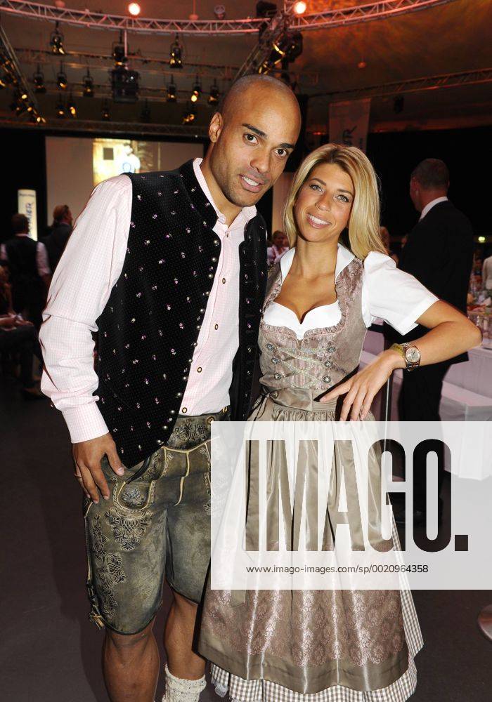 David Odonkor mit Ehefrau Suzan Angermaier - Trachtennacht 2015 Tracht, Dirndl Postpalast München 03.September 2015