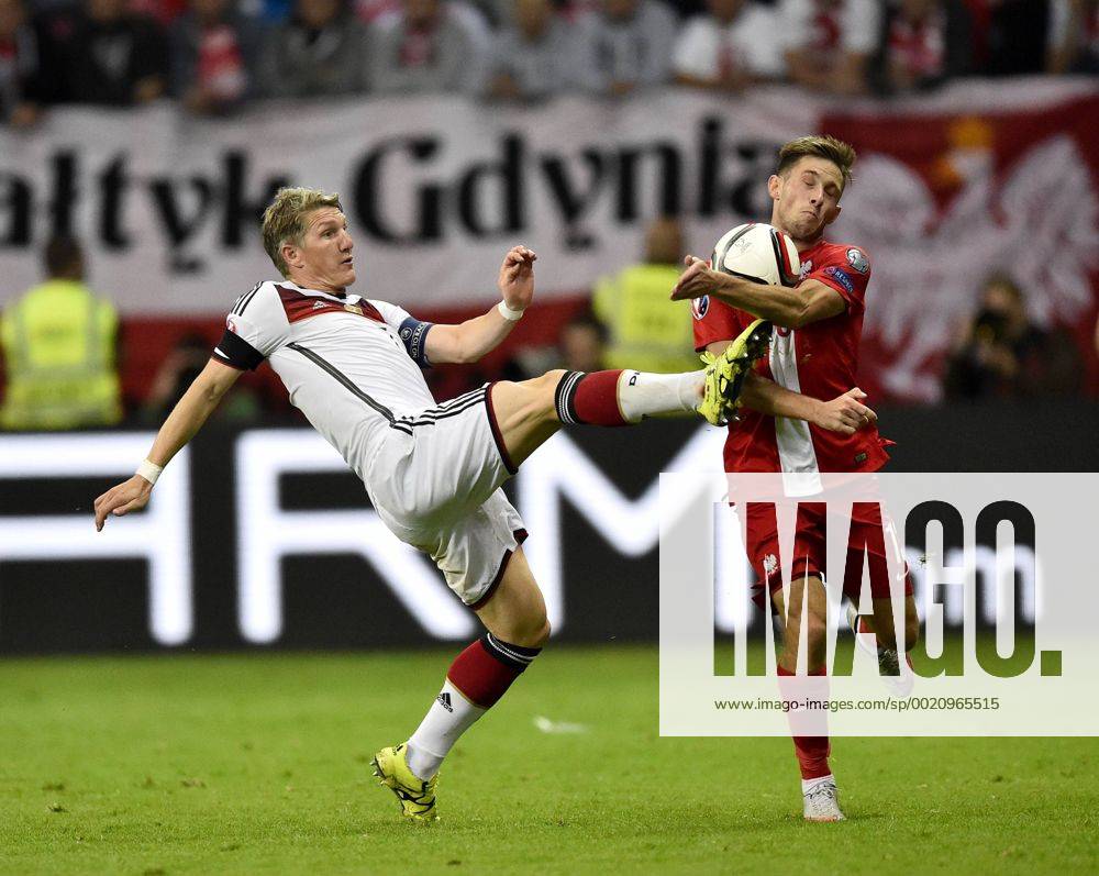 Foul Gefährliches Spiel hohes Bein von Bastian Schweinsteiger (GER) an Maciej Rybus (POL) DFB Länderspiel Deutschland GER vs Polen POL EM-Qualifikation zur UEFA Europameisterschaft Commerzbank Arena Frankfurt am Main 04.09.2015 DFB Länderspiel Deutschland vs Polen EM Qualifikation