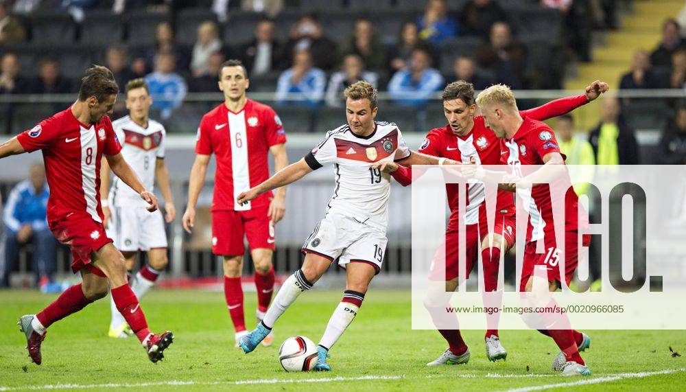 Frankfurt, 04.09.2015, Commerzbank Arena Nicht zu stoppen: Mario Götze (Deutschland) gegen 4 Polen - Grzegorz Krychowiak (Polen), Tomasz Jodlowiec (Polen), Lukasz Szukala (Polen), Kamil Glik (Polen) Deutschland - Polen mm