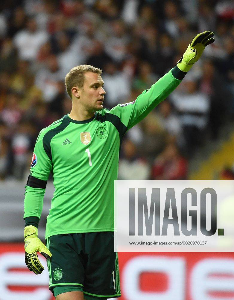 Fussball EM Quali 2016, Deutschland - Polen,, v.l. Manuel Neuer (Deutsche Fussball Nationalmannschaft DFB) gibt Anweisungen, gestikuliert, mit den Armen gestikulieren gives instructions, gesticulate.