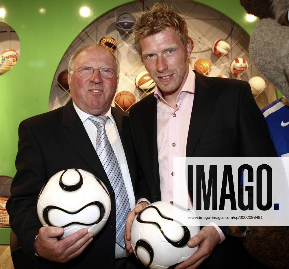 Uwe Seeler, 85. Geburtstag am 5. November Uwe Seeler (Deutschland, li.) und Andreas Zecke Neuendorf (Hertha) anlässlich der Neueröffnung der Galeria Kaufhof Filiale am Berliner Alexanderplatz mit einem Adidas Teamgeist Ball, dem offiziellen Spielball der WM 2006 Fußball WM Herren Kaufhof Neueröffnung 2006, Eröffnung, Eröffnungsfeier, Vorschau Weltmeisterschaft, Vdig Gruppe o0 Sponsorentermin, Promotiontermin, PR, Promo Berlin