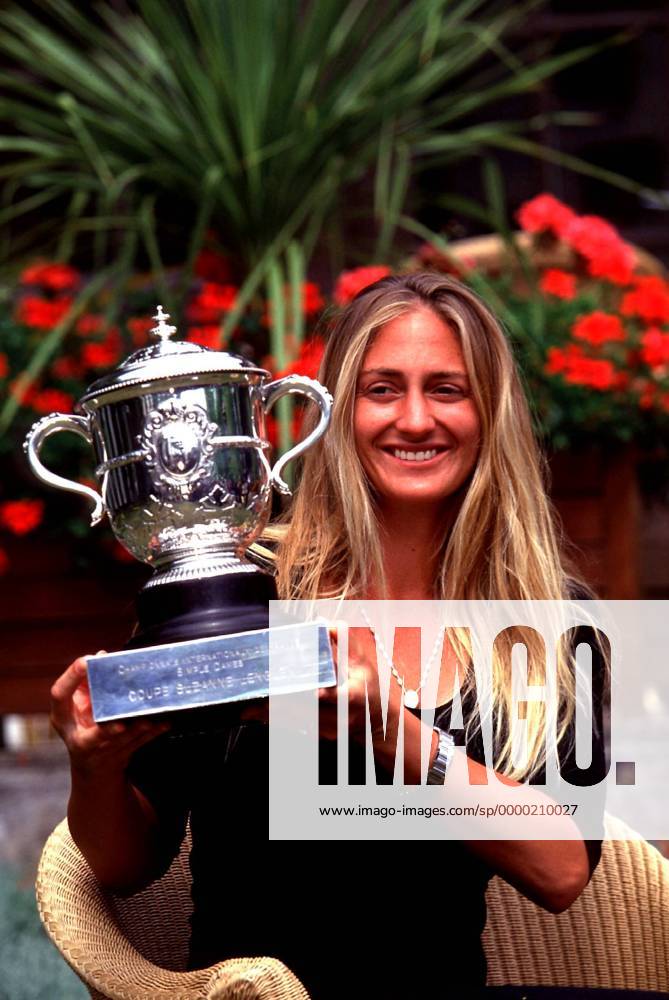 Mary Pierce (Frankreich) präsentiert stolz und glücklich den Siegerpokal Coupe Suzanne Lenglen Tennis Damen French Open 2000, Grand Slam, WTA-Tour, Sand, Sandplatz, Sandplatztennis, Sandplatzturnier Einzelbild Roland Garros Paris Glück, Freude,