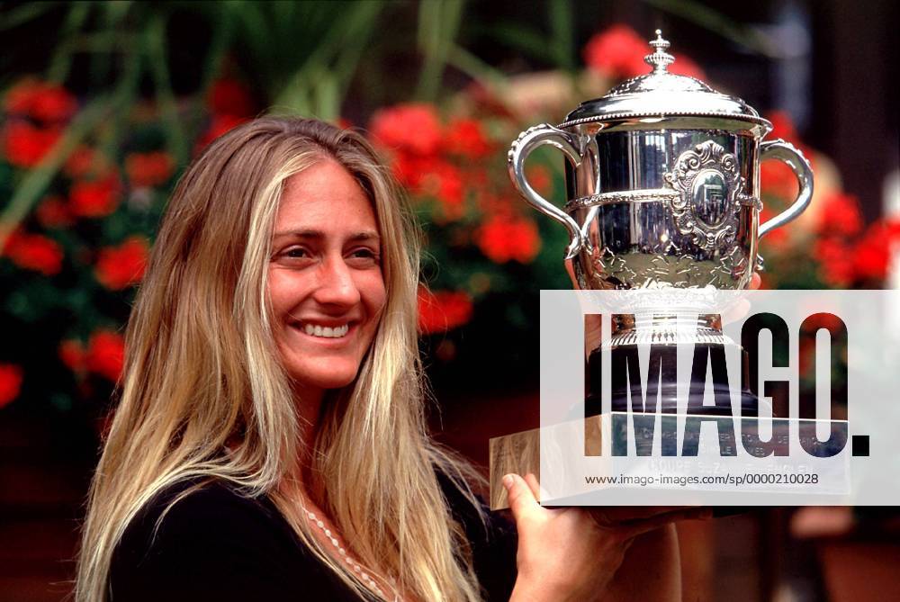Mary Pierce (Frankreich) präsentiert stolz und glücklich den Siegerpokal Coupe Suzanne Lenglen Tennis Damen French Open 2000, Grand Slam, WTA-Tour, Sand, Sandplatz, Sandplatztennis, Sandplatzturnier Einzelbild Roland Garros Paris Glück, Freude,