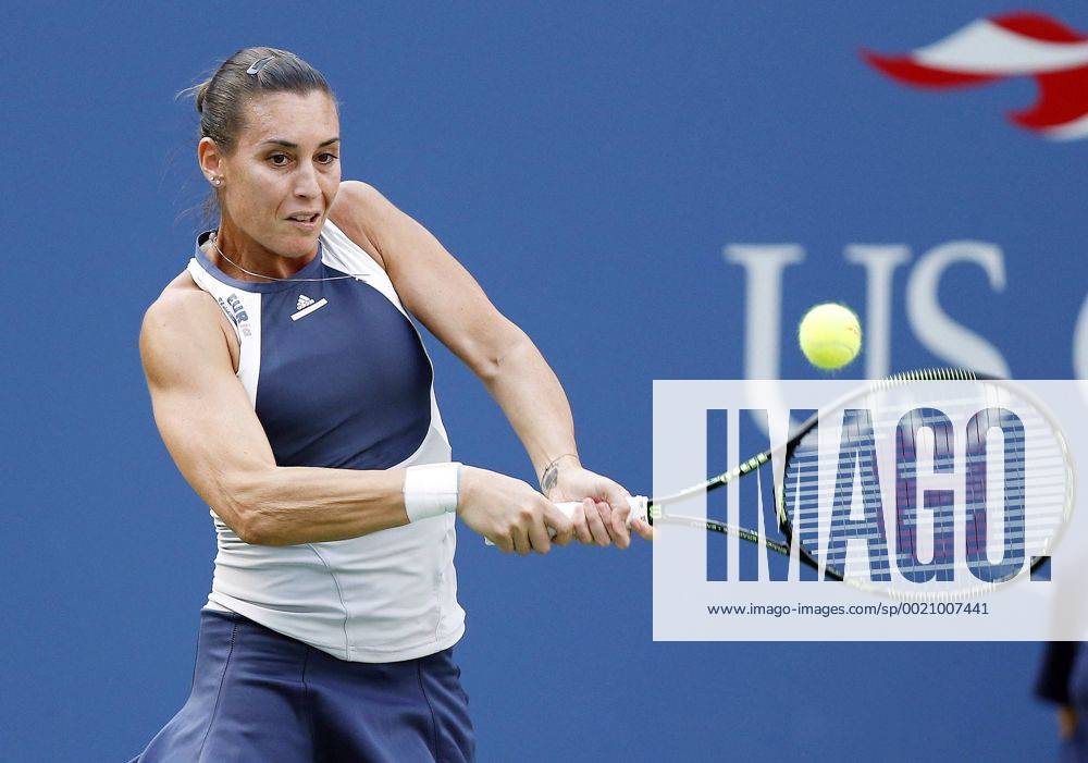 (150908) -- NEW YORK, Sept. 7, 2015 -- Flavia Pennetta of Italy returns a ball to Samantha Stosur of Australia during the women s singles match at the 2015 U.S. Open in New York, the United States, Sept. 7, 2015. Flavia Pennetta won 2-0. ) (SP)US-NEW YORK-TENNIS-US OPEN QinxLang