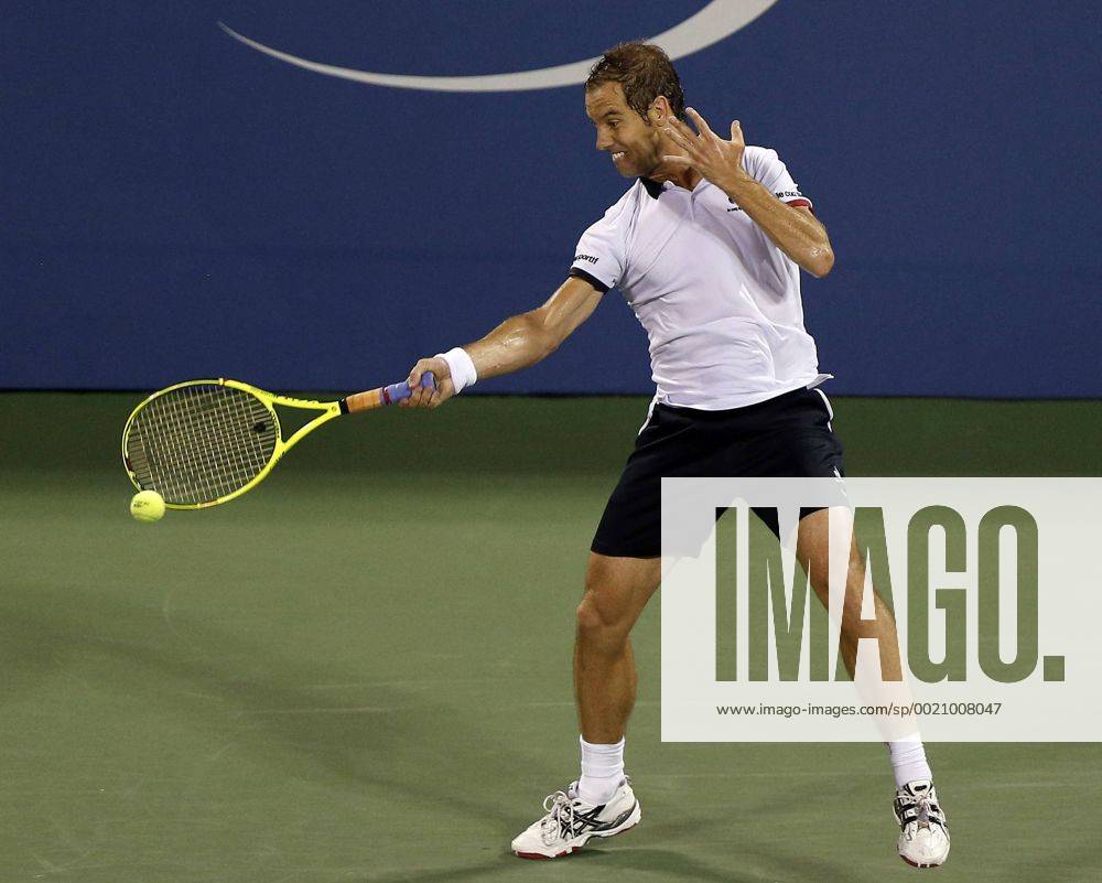 (150908) -- NEW YORK, Sept. 7, 2015 -- Richard Gasquet of France returns a ball to Tomas Berdych of the Czech Republic during the men s singles match of Italy at the 2015 U.S. Open in New York, the United States, Sept. 7, 2015. Richard Gasquet won 3-1. ) (SP)US-NEW YORK-TENNIS-US OPEN QinxLang