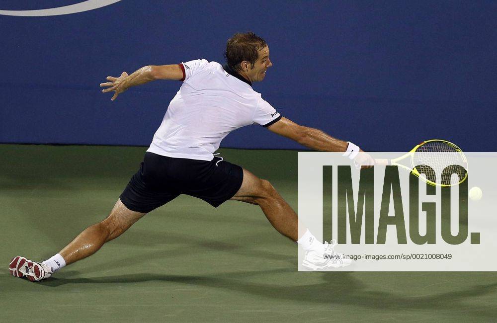 (150908) -- NEW YORK, Sept. 7, 2015 -- Richard Gasquet of France returns a ball to Tomas Berdych of the Czech Republic during the men s singles match of Italy at the 2015 U.S. Open in New York, the United States, Sept. 7, 2015. Richard Gasquet won 3-1. ) (SP)US-NEW YORK-TENNIS-US OPEN QinxLang