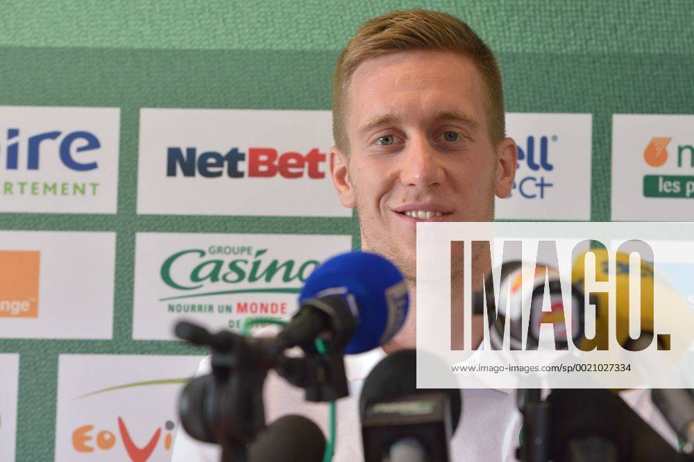 Robert Beric FOOTBALL : Kevin Malcuit et Robert Beric - Nouvelles recrues de Saint Etienne - Ligue 1 - 10 09 2015 FredericChambert Panoramic
