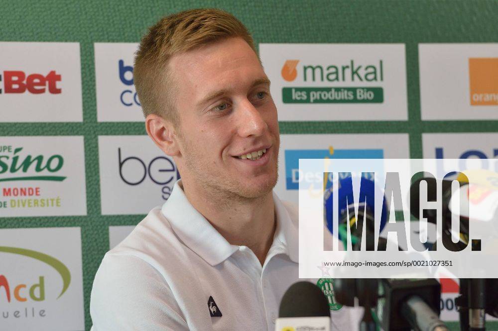 Robert Beric FOOTBALL : Kevin Malcuit et Robert Beric - Nouvelles recrues de Saint Etienne - Ligue 1 - 10 09 2015 FredericChambert Panoramic