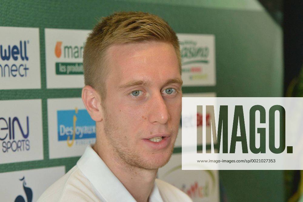 Robert Beric FOOTBALL : Kevin Malcuit et Robert Beric - Nouvelles recrues de Saint Etienne - Ligue 1 - 10 09 2015 FredericChambert Panoramic