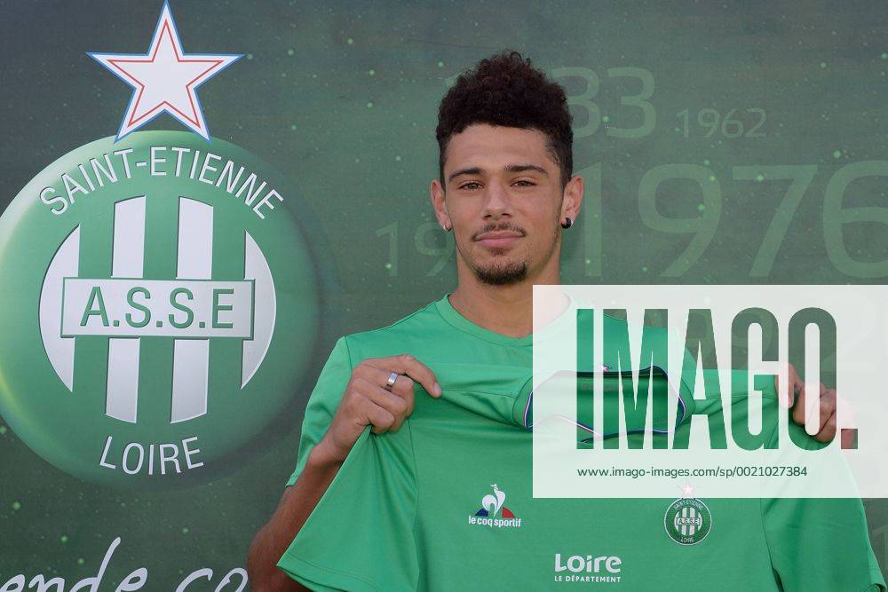Kevin Malcuit FOOTBALL : Kevin Malcuit et Robert Beric - Nouvelles recrues de Saint Etienne - Ligue 1 - 10 09 2015 FredericChambert Panoramic