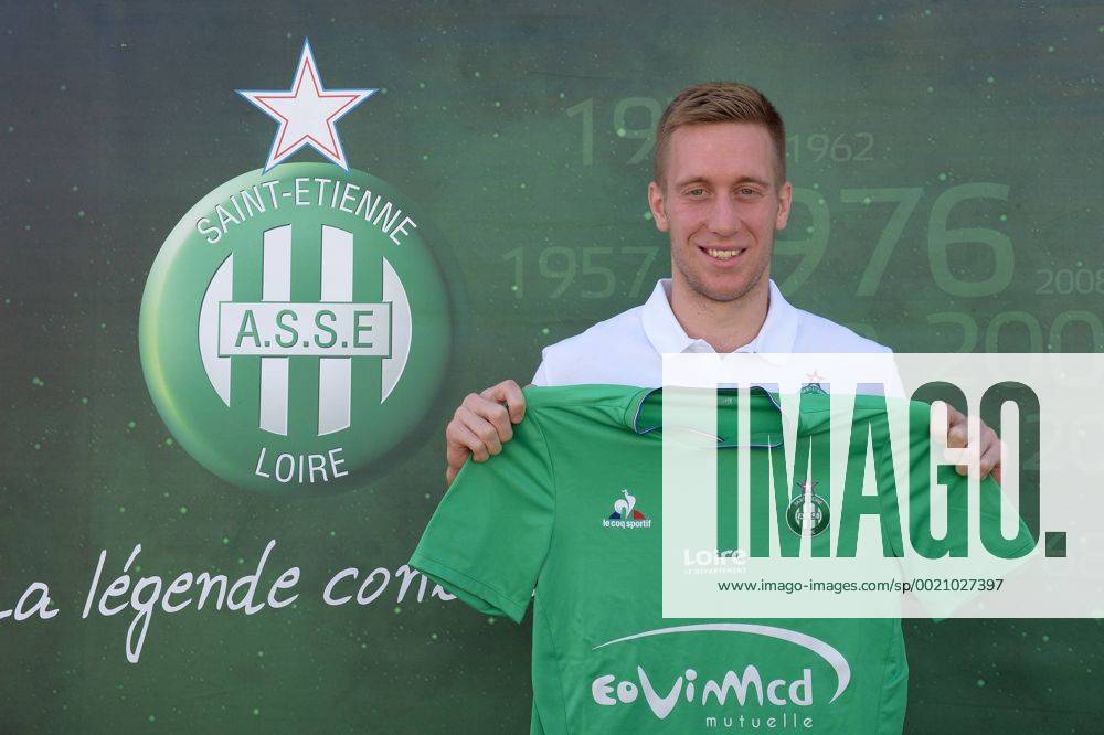 Robert Beric FOOTBALL : Kevin Malcuit et Robert Beric - Nouvelles recrues de Saint Etienne - Ligue 1 - 10 09 2015 FredericChambert Panoramic