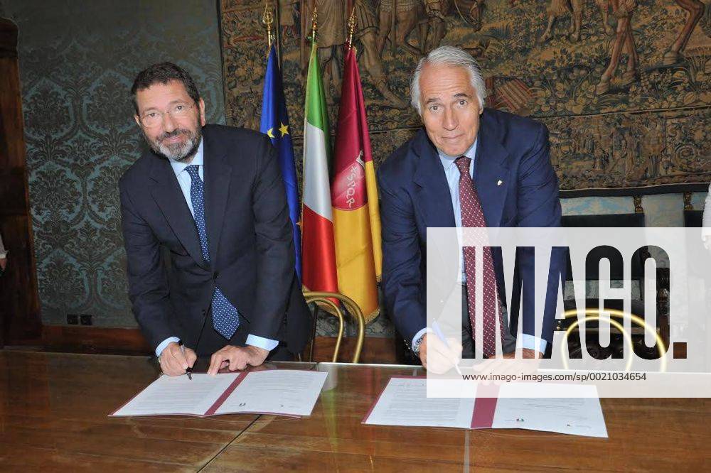 Aktuell Olympia, Rom unterzeichnet Bewerbungsbrief für Olympia 2024 Sept 11, 2014 - Rome, Italy - Rome City mayor IGNAZIO MARINO signature of the letter address to the CIO International Olympic Committee with wich Rome officially a candidate for host city for the Olympic Games Olympische Spiele Olympia OS 2014, with LUCA CORDERO DI MONTEZEMOLO and GIOVANNI MALAGO at Campidoglio in Rome. Rome Candidature Fot The Olympyc Games 2014 - Sept 11 2014 - ZUMAi15_
