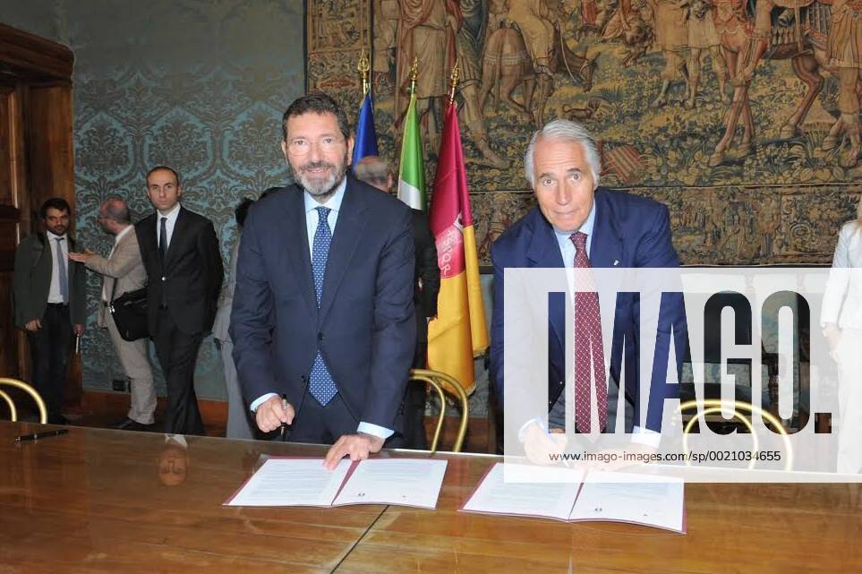 Aktuell Olympia, Rom unterzeichnet Bewerbungsbrief für Olympia 2024 Sept 11, 2014 - Rome, Italy - Rome City mayor IGNAZIO MARINO signature of the letter address to the CIO International Olympic Committee with wich Rome officially a candidate for host city for the Olympic Games Olympische Spiele Olympia OS 2014, with LUCA CORDERO DI MONTEZEMOLO and GIOVANNI MALAGO at Campidoglio in Rome. Rome Candidature Fot The Olympyc Games 2014 - Sept 11 2014 - ZUMAi15_