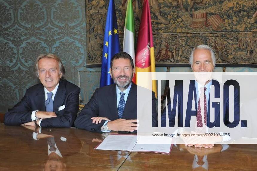 Aktuell Olympia, Rom unterzeichnet Bewerbungsbrief für Olympia 2024 Sept 11, 2014 - Rome, Italy - Rome City mayor IGNAZIO MARINO signature of the letter address to the CIO International Olympic Committee with wich Rome officially a candidate for host city for the Olympic Games Olympische Spiele Olympia OS 2014, with LUCA CORDERO DI MONTEZEMOLO and GIOVANNI MALAGO at Campidoglio in Rome. Rome Candidature Fot The Olympyc Games 2014 - Sept 11 2014 - ZUMAi15_