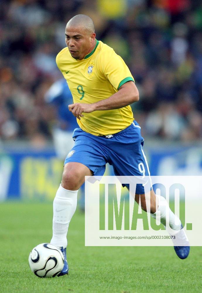 Ronaldo (Brasilien) am Ball Fußball Länderspiel Herren Nationalmannschaft 2006, Nationalteam, Test, Testspiel Einzelbild Basel Dynamik,