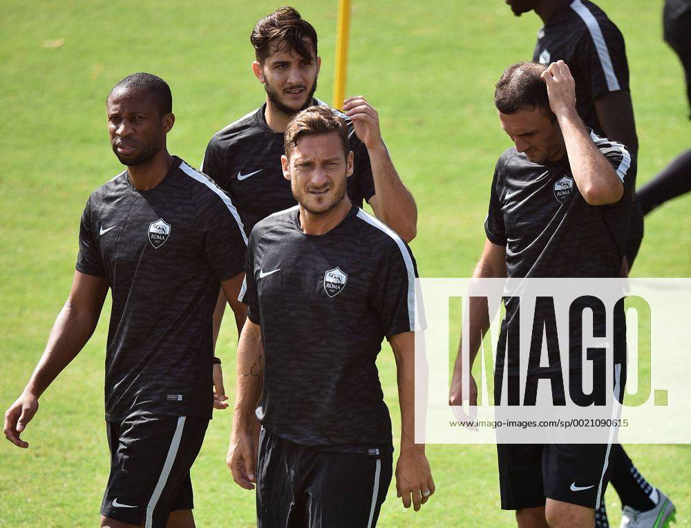 Seydou Keita, Kostas Manolas, Francesco Totti, Vasilis Torosidis Football Champions League 2015 2016 AS Roma training andreaxstaccioli