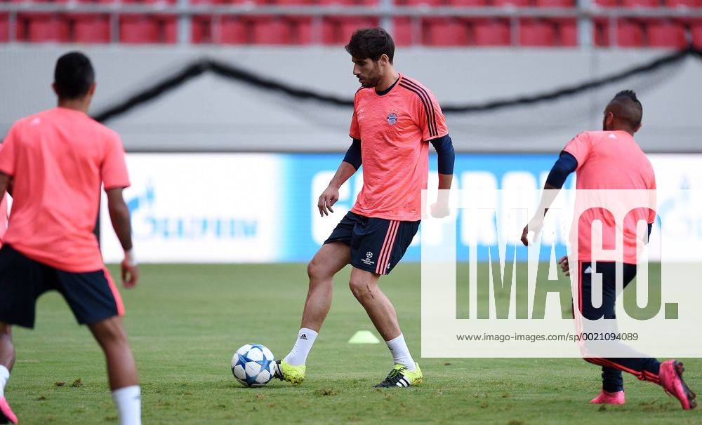 FUSSBALL CHAMPIONS LEAGUE SAISON 2015 2016 GRUPPENPHASE Olympiakos Piraeus - FC Bayern Muenchen 15.09.2015 Training FC Bayern Muenchen: Javi Martinez (Mitte) mit Ball