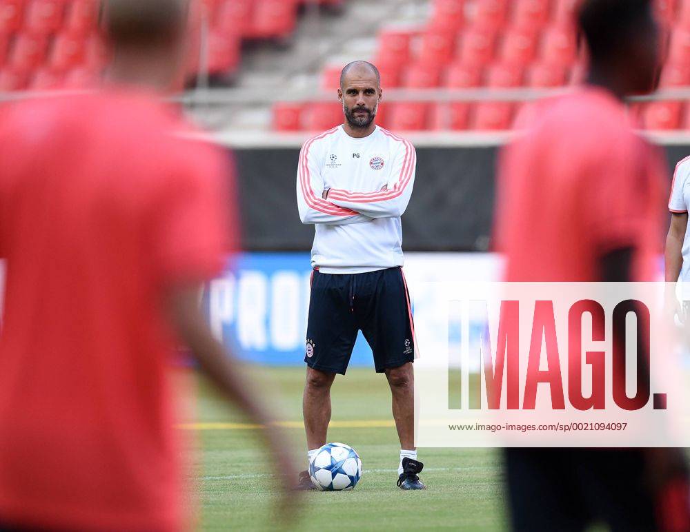 FUSSBALL CHAMPIONS LEAGUE SAISON 2015 2016 GRUPPENPHASE Olympiakos Piraeus - FC Bayern Muenchen 15.09.2015 Training FC Bayern Muenchen: Trainer Pep Guardiola mit Ball