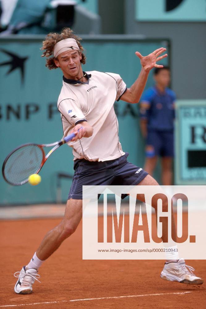 Gustavo Kuerten (Brasilien) - Vorhand Tennis Herren French Open 2000, Grand Slam, ATP-Tour, Sand, Sandplatz, Sandplatztennis, Sandplatzturnier Einzelbild Roland Garros Paris Dynamik,