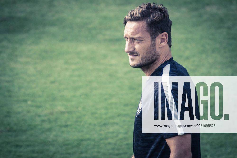 Aktuell Fußball, Champions League, Training AS Rom Sept. 15, 2015 - Rome, Italy - Roma s forward Francesco Totti warms up during a training session, on the eve of the team s Champions League football match against FC Barcelone, at the Trigoria training ground in the outskirts of Rome, on September 15, 2015. Training and press conference PK Pressekonferenz Asroma - ZUMAn230