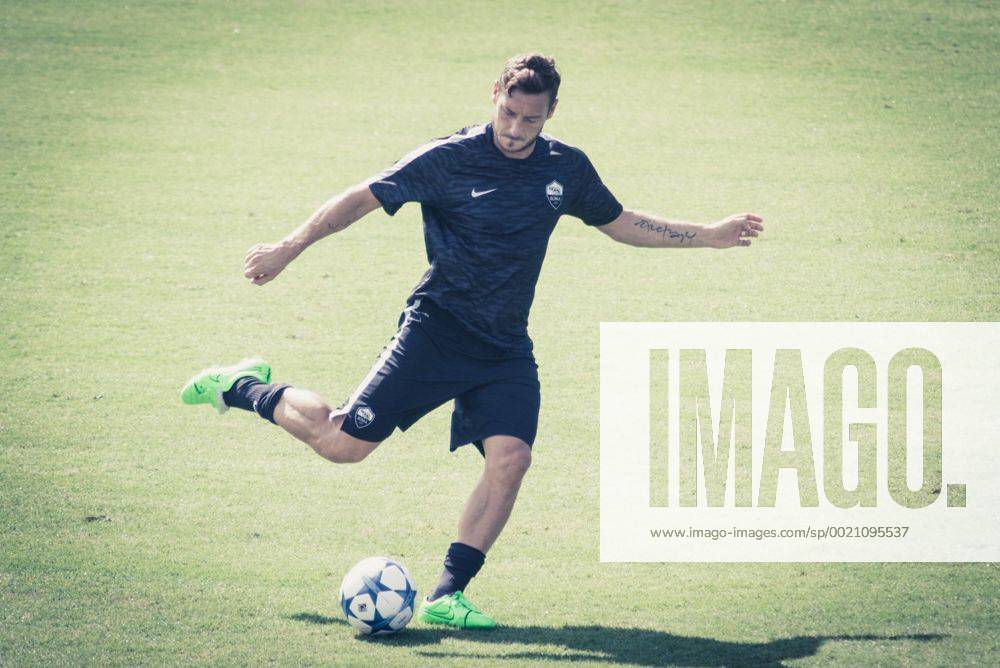 Aktuell Fußball, Champions League, Training AS Rom Sept. 15, 2015 - Rome, Italy - Roma s forward Francesco Totti warms up during a training session, on the eve of the team s Champions League football match against FC Barcelone, at the Trigoria training ground in the outskirts of Rome, on September 15, 2015. Training and press conference PK Pressekonferenz Asroma - ZUMAn230