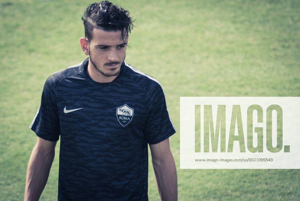 Aktuell Fußball, Champions League, Training AS Rom Sept. 15, 2015 - Rome, Italy - Roma s defender Florenzi warms up during a training session, on the eve of the team s Champions League football match against FC Barcelone, at the Trigoria training ground in the outskirts of Rome, on September 15, 2015. Training and press conference PK Pressekonferenz Asroma - ZUMAn230
