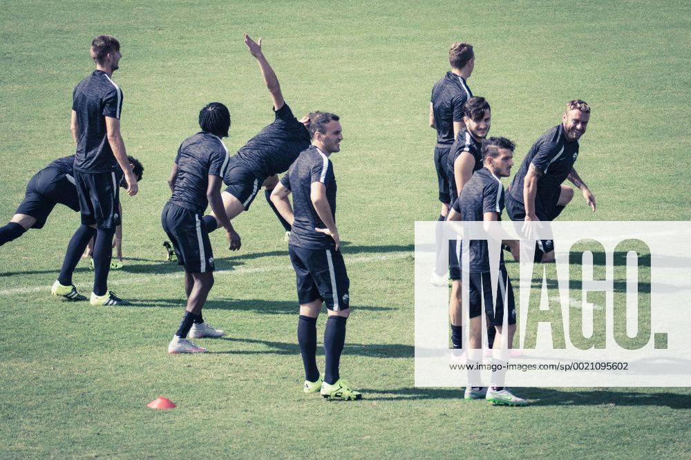 Aktuell Fußball, Champions League, Training AS Rom Sept. 15, 2015 - Rome, Italy - AS Roma s players warm up during a training session, on the eve of the team s Champions League football match against FC Barcelone, at the Trigoria training ground in the outskirts of Rome, on September 15, 2015 Training and press conference PK Pressekonferenz Asroma - ZUMAn230