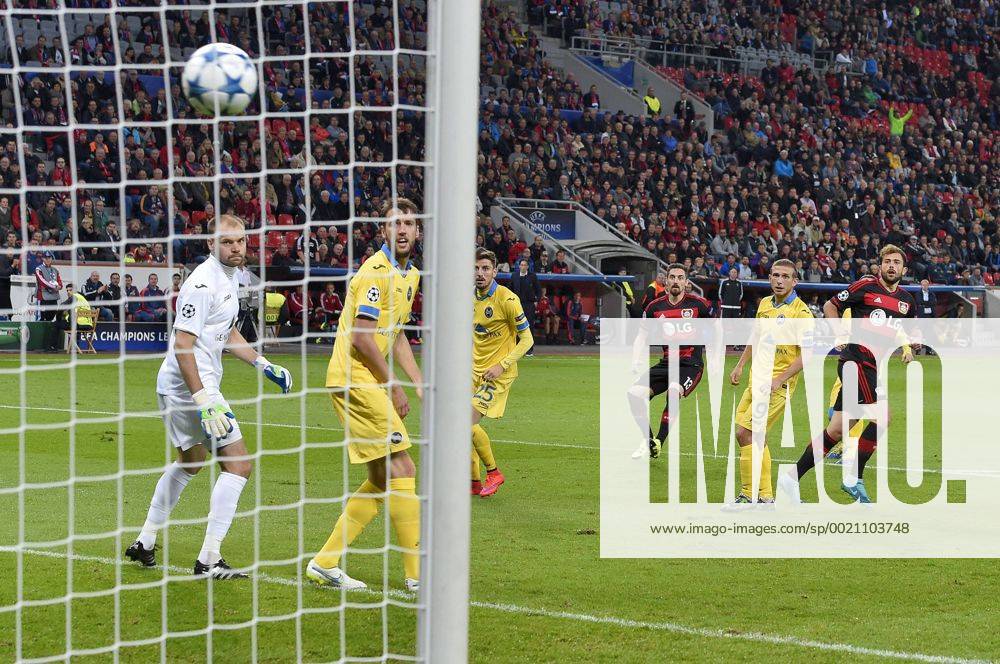 Fussball Championsleague 2015 2016, Vorrunde, 1.Spieltag, Bayer Leverkusen - BATE Baryssau, in der BayArena Leverkusen. Torwart Sergey Chernik (Bate Borisov) kassiert hier das 1:0 von Admir Mehmedi (Leverkusen)
