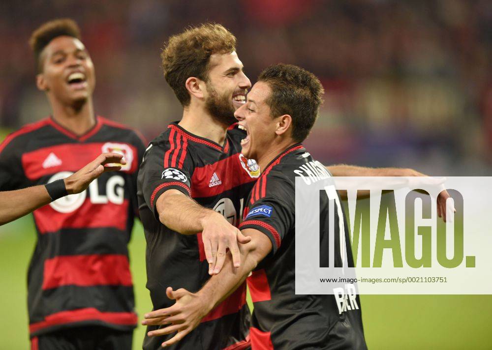 Fussball Championsleague 2015 2016, Vorrunde, 1.Spieltag, Bayer Leverkusen - BATE Baryssau, in der BayArena Leverkusen. Admir Mehmedi (Leverkusen) jubelt mit Javier Hernandez (Leverkusen)